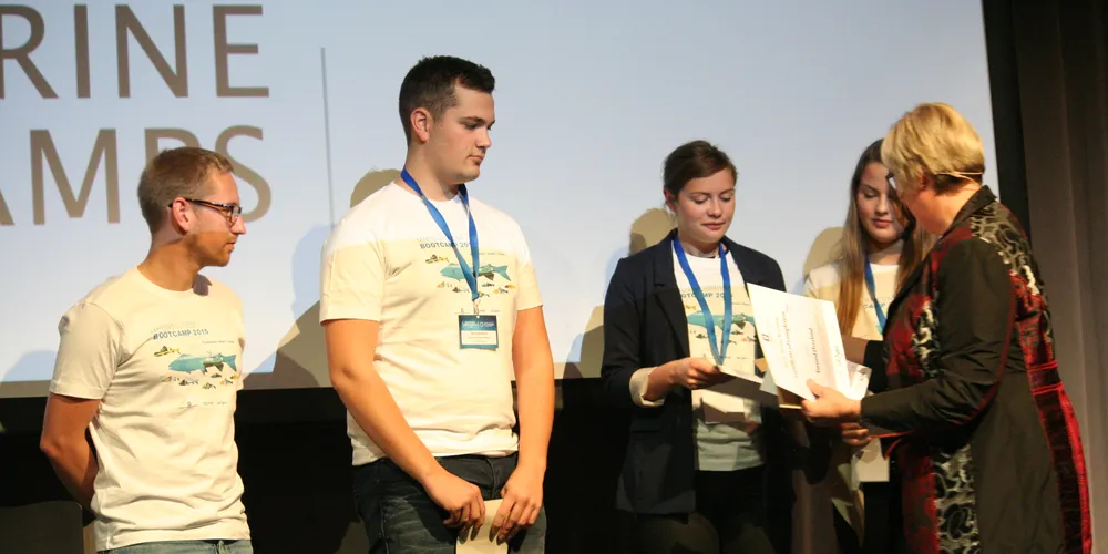 Framtidas sjømatentreprenørar vart kåra under Sustaineble Growth Summit. Vinnarlaget Sea Cue består av Liza-Mari Isaksen, Marie Urdal, Tormod Øverland og Torstein Mellingen. (Foto: Joar Grindheim)