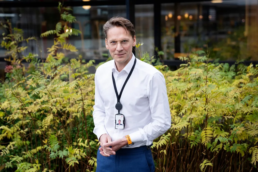 – I brillebutikken sa vi at vi ville ha noe som noe som lignet på Clark Kents briller. Supermann vet du, sier Helge Haugane.