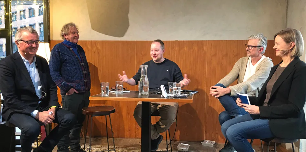 Ingen i Fiskeribladets panel var uenige i at sild er bra, I dag får du imidlertid ikke fatt i fersk sild. Hvordan vinner vi silda tilbake til folket, og hvorfor er den mer populær i land som Sverige, Polen og Tyskland? Fra venstre Jan Fossberg, styreleder i Gjendemsjø Seafood, Dag Lindebjerg, NRK-journalist og sildeentusiast, Bjarte Finne, sildeambassadør, Bjørn Djupevåg, konservator ved fiskerimuseet og journalist Kjersti Sandvik.