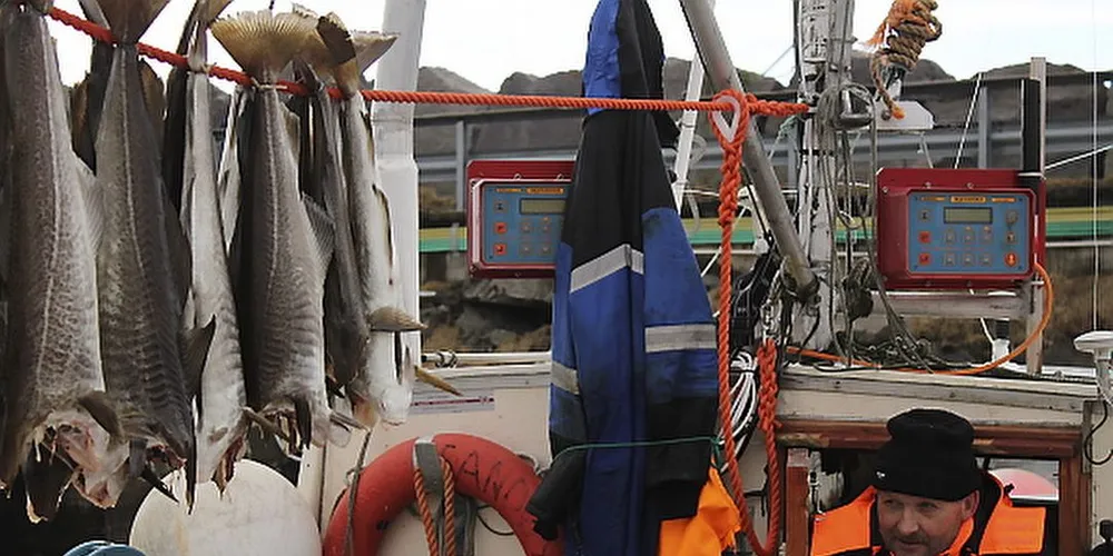 VENTER PÅ BEDRE VÆR: Jarle Johansen fra Herøy måtte vente på at værgudene ble mer blide før han kunne sette kurs over Vestfjorden og hjem til Herøy. Foto: Willy Hauge