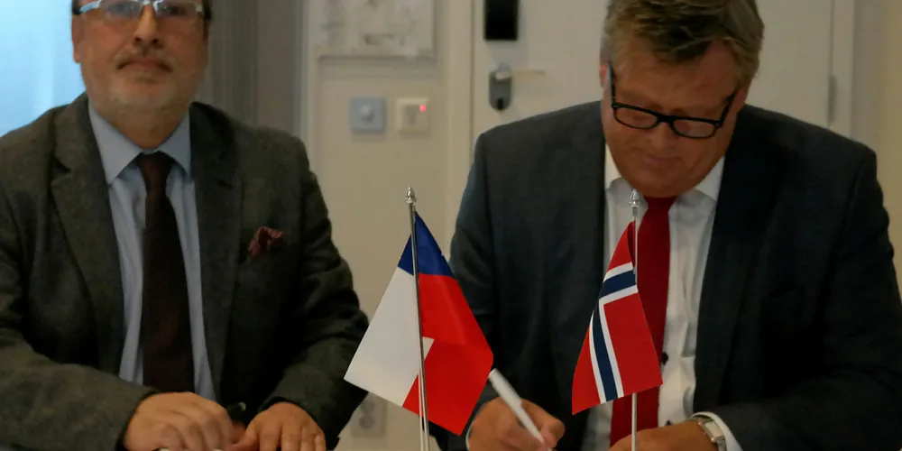 SIGNERTE: Fiskeriminister Harald T. Nesvik og hans chilenske kollega Román Zelaya signerte erklæring mot fiskerikriminalitet.