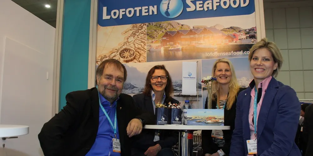 Fylkesråd for næring Arve Knutsen og Lofoten Seafood, her ved Britt Mosseng, Maria Mosseng og Katharina Mosseng. Bedriften hadde stand på paviljongen Arena Nordland på sjømat-messa i Brussel. Arena Nordland er et samarbeid mellom fylkeskommunen og 19 deltakende bedrifter.