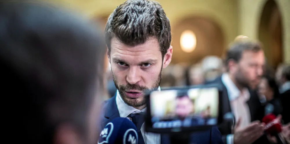 Rødt-leder Bjørnar Moxnes hiver seg inn oppdrettsdebatten.