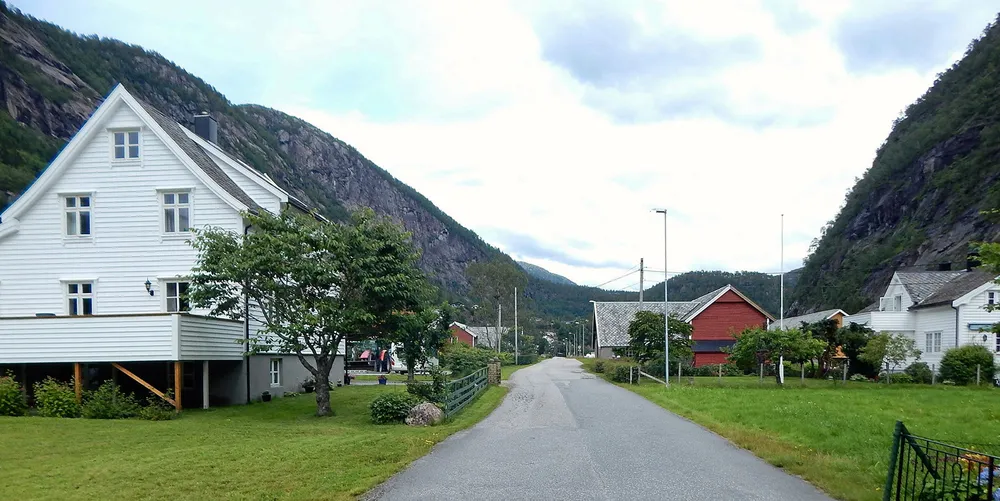 Modalen er Norges nest rikeste kommune, målt etter inntekt per innbygger. Det lille kraftlaget er Norges minste kraftselskap.
