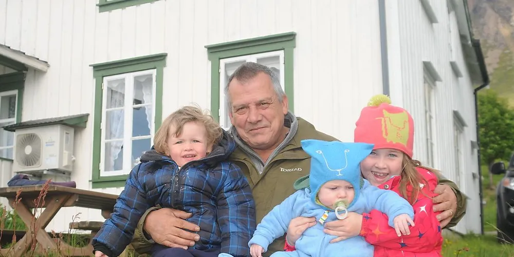 Kurt Karlsen med barnebarna hjemme på Myre. Her sammen med Thorvin (2), Olav (8 mnd) og Martine (8). Foto: Svein Arne Nilsen