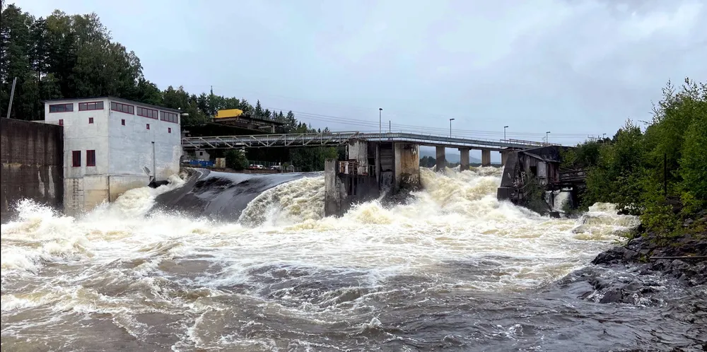Dette bildet av Hellefoss kraftverk da ekstremværet «Hans» slo til på Østlandet.