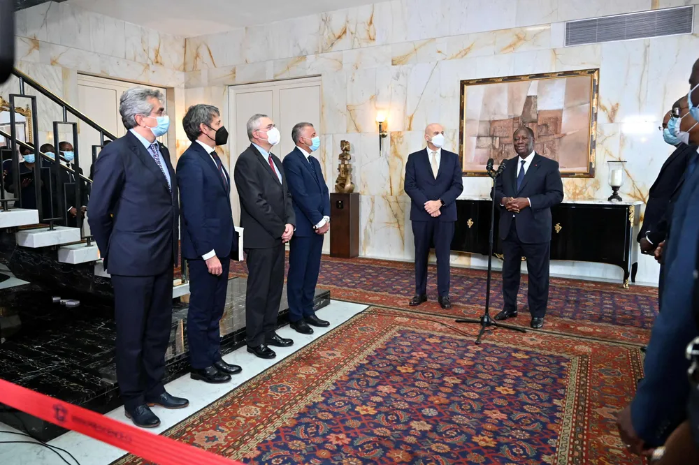 Baleine contract: Ivory Coast President Alassane Ouattara (centre right) and Eni chief executive Claudio Descalzi (centre left) address a press conference on an oil and gas project in December 2021, flanked by various Eni and Ivorian officials