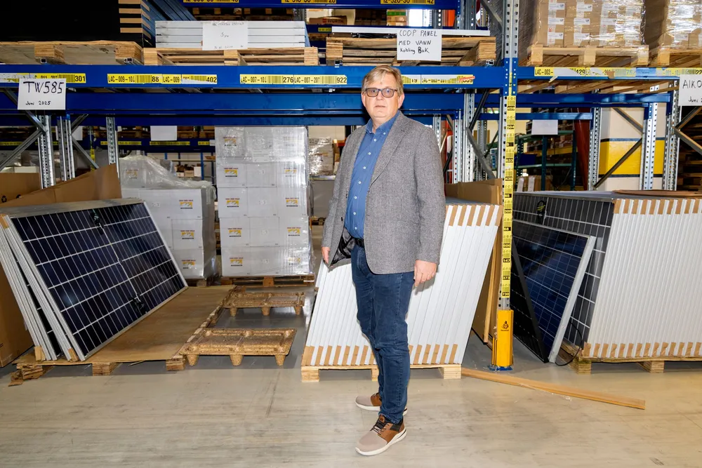 Toppsjef i Solcellespesalisten, Jan Wilhelmsen, har de siste par årene konstatert at privatmarkedet forsolceller er i fritt fall. Her fra hovedlageret utenfor Fredrikstad tidligere i høst.