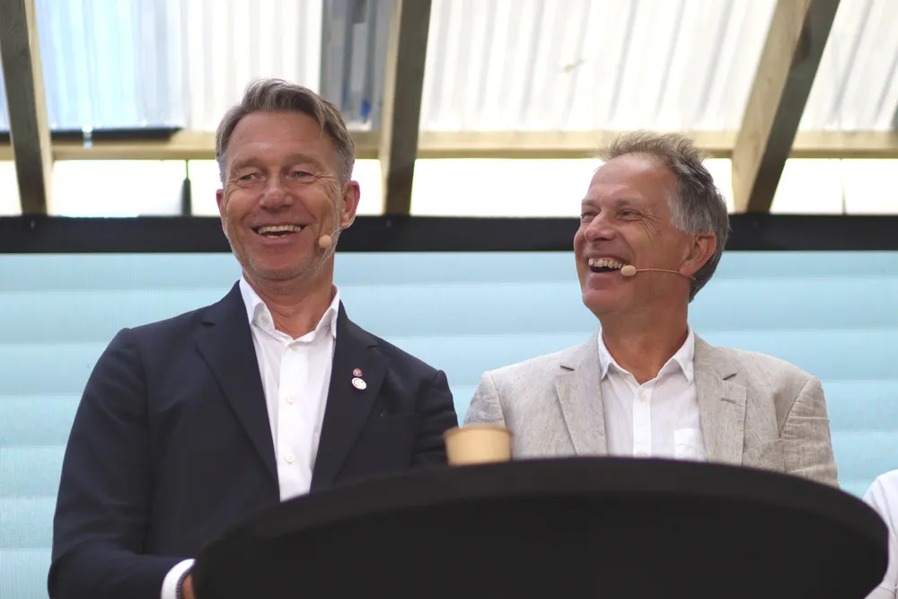 Energiminister Terje Aasland fikk beskjed om å komme med en slags kjærlighetserklæring til Statnett under en samtale om nettkapasitet under Arendalsuka. Til høyre er konserndirektør i Statnett, Gunnar Løvås.