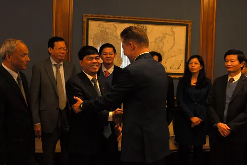 Vietnam-Russia pacts: PetroVietnam chairman Nguyen Xuan Shon (middle, left) with Gazprom chief executive Alexei Miller