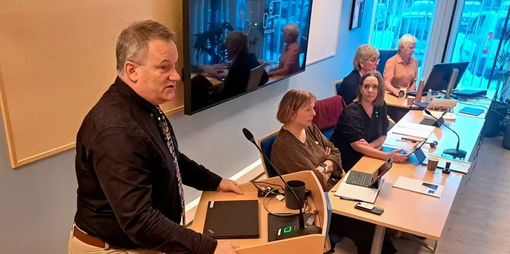 . Hans Stølan (Sp) på talerstolen i kommunestyret til Frøya.
