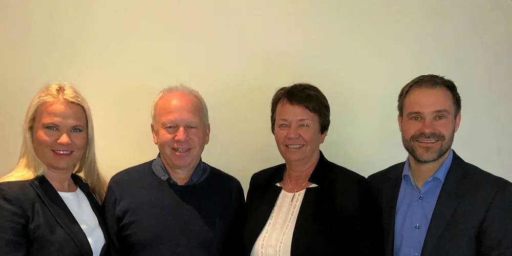 Bolaks og Bremnes Seashore har inngått avtale om salgssamarbeid. Fra venstre: Karina Antonsen Helle, Olav Svendsen, Bjørg Mette Holmefjord Antonsen og Einar Eide etter signeringen av kontrakten.
