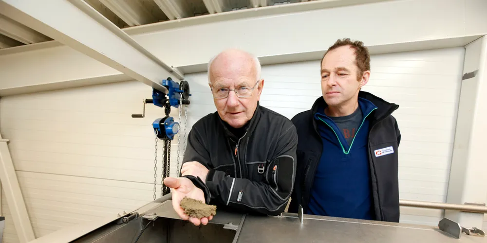 Arne Hjalmar Knap viser fram tørrstoffet som er hentet ut fra avløpsvannet hos Flatanger Settefisk. Morten Strøm sier renseanlegget vil ha kapasitet til å håndtere økte mengder etter oppgraderingen av anlegget. (Foto: Ove Magne Ribsskog, Flatangernytt.no)