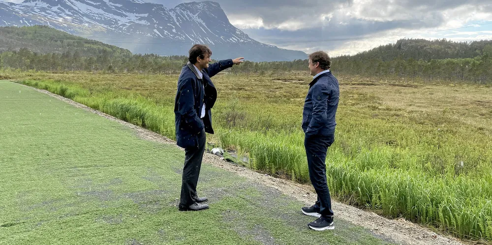 Styreleder Jacob Stolt-Nielsen i Stolt-Nielsen Holding (til venstre) og Nordkrafts prosjektdirektør Jon Ingebrigtsen håper at de om et par år kan stikke spaden i jorda på denne batteritomten på Hergot utenfor Narvik.