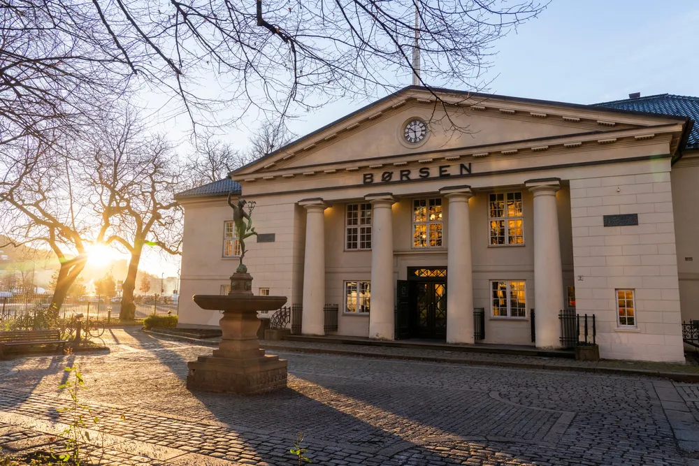 Oslo Børs hentet seg pent inn på slutten, men det endte i rødt.