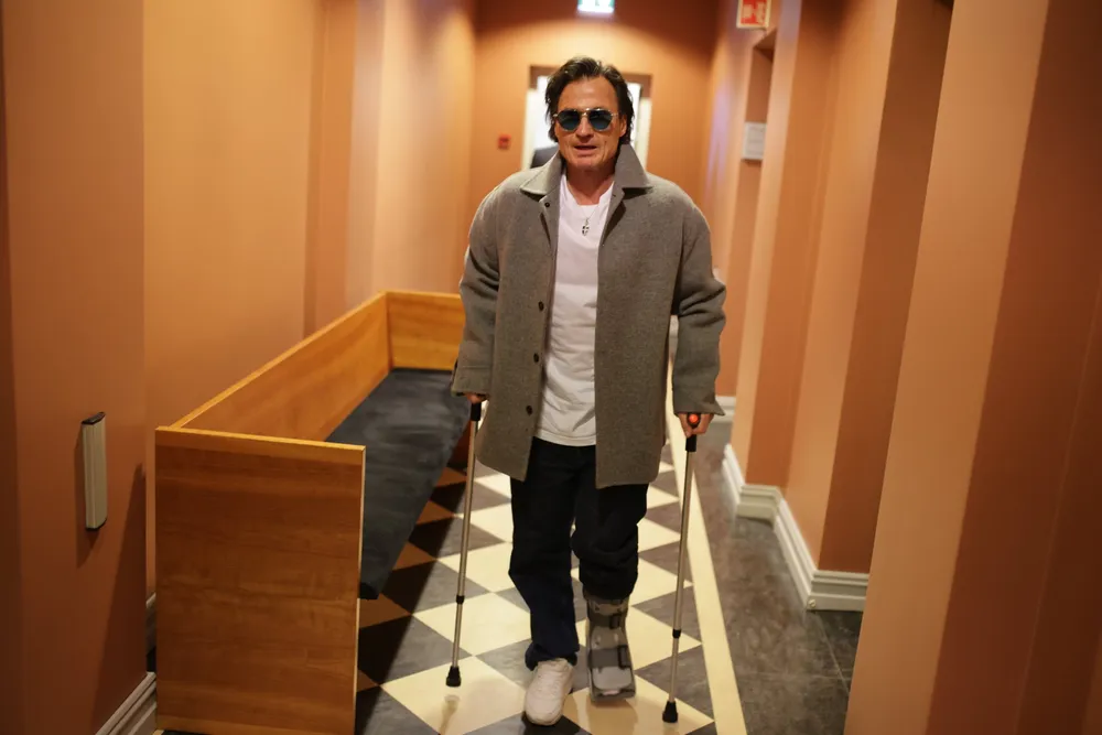 Petter Stordalen var på krykker da ankesaken mot Skatteetaten pågikk i Borgarting lagmannsrett.