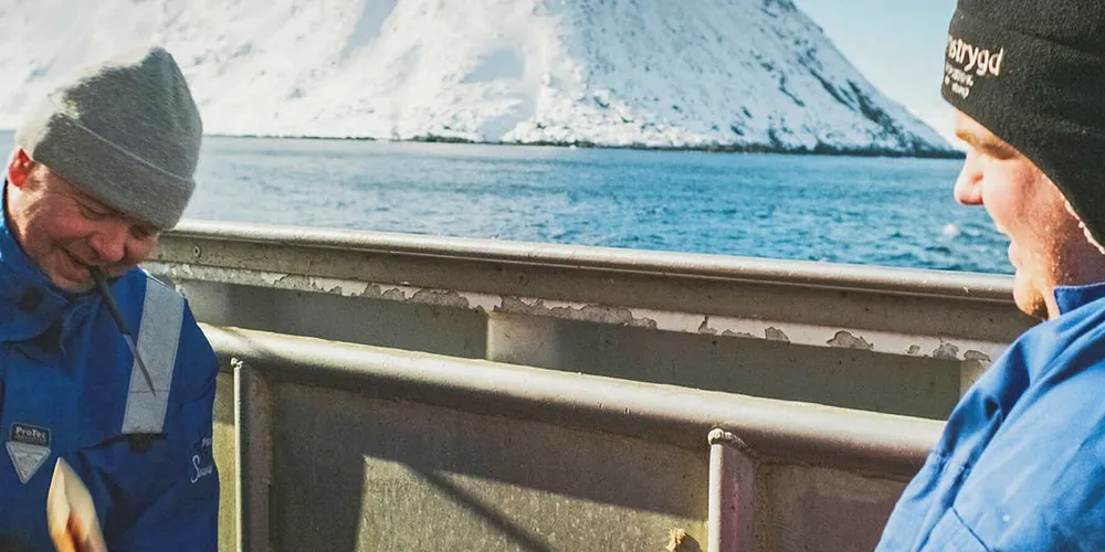 BØTER: Det hjelper ikke at styreleder Roger Hansen (t.v.) i Fiskarlaget Nord forøker å bøte på et skakkjørt kvotesystem, mener seniorrådgiver Inge Arne Eriksen Sametinget. Her er Roger Hansen sammen med Sindre Hansen på båten de eier «Thor-Arild» på 14,95 meter, med en hjemmelslengde 14,87 meter.