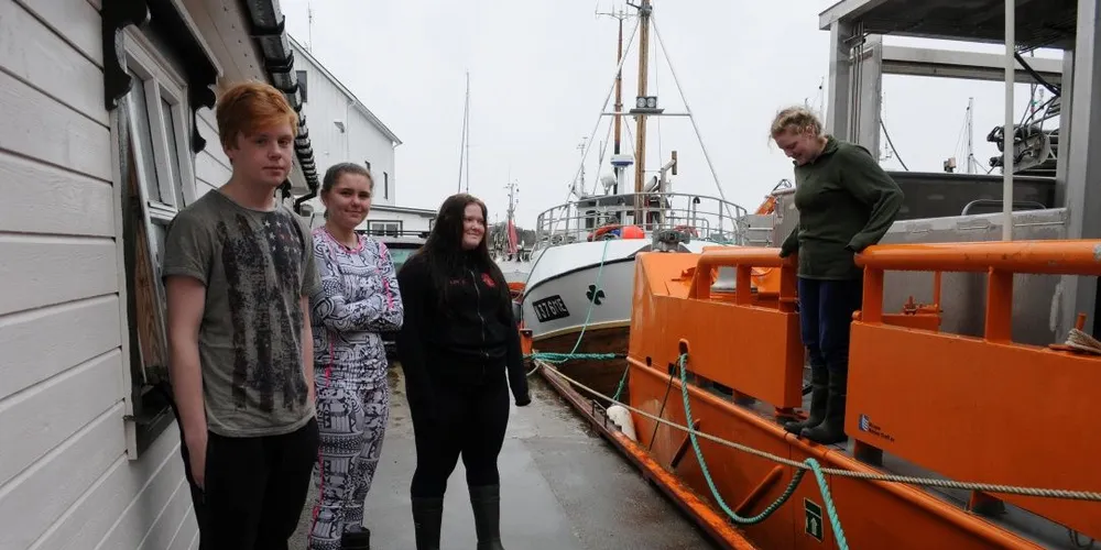 Elever fra Frøya videregående skole deltar på lofotfisket med skolebåten «Fru Inger». Fra venstre: Tage Aarstad, Martine Kristiansen Blomsø, Lotte Skarsvåg og Eda Gratan Andreassen. Foto: Kjersti Kvile