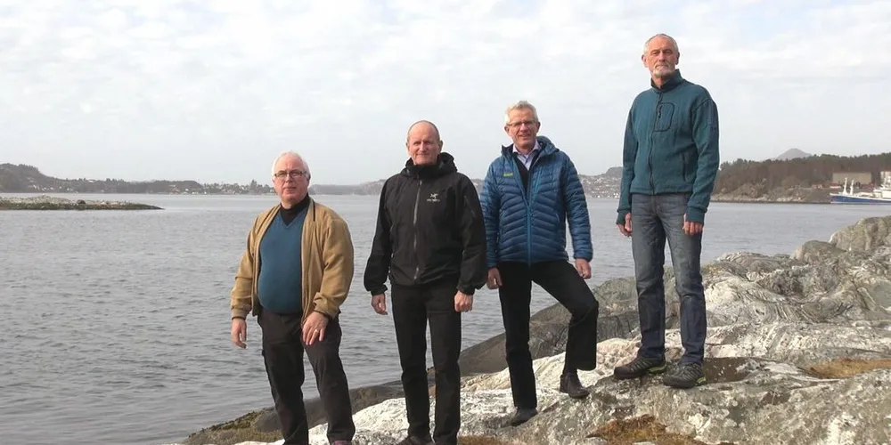 HYLLEST: (f.v) Terje Torkelsen, Steinar Hummelsund, Jon Aadland og Nils Hummelsund synger hyllest til folket ved kysten. Foto: Håkon Thistel.