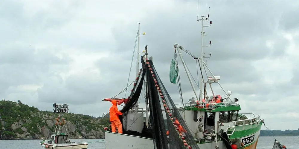 VANSKELIG SESONG: Notfiske etter makrell i den minste flåten har vist seg utfordrende i år. Nå har fiskerne imidlertid en lys ide. Her er båten «Lyn» fotografert i Foresfjorden i Rogaland i forbindelse med makrellfiske.Arkivfoto: Fiskeri.no
