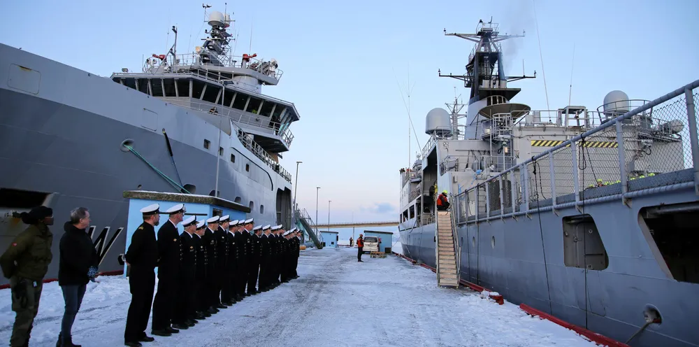 Her skal KV «Senja» til å forlate kystvaktbasen på Sortland for aller siste gang, 24. november 2021. Nå er den tatt ut av drift.