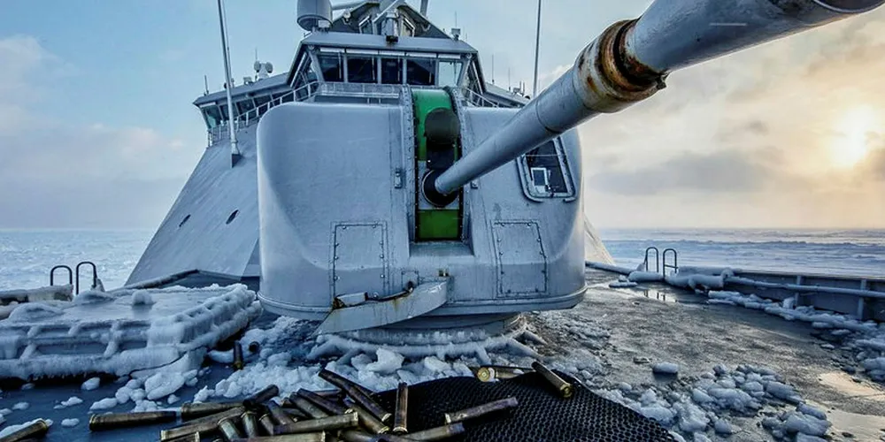 IMPONERENDE: KV «Svalbard» med sin 57mm kanon.
