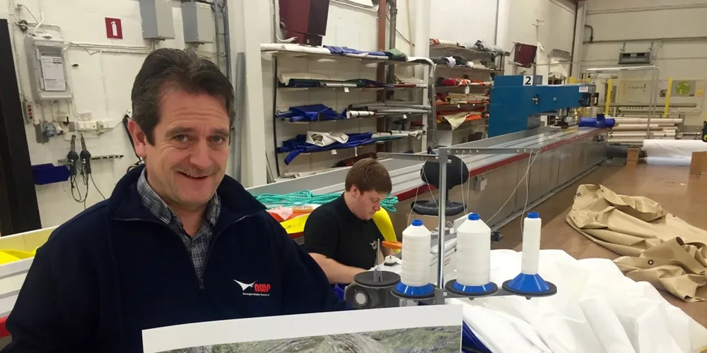 Daglig leder Arne Dalland i Norwegian Weather Protection forteller at selskapets «Water Bags» skal kunne fraktes til og fra merden med arbeidsbåten til oppdretter. De kan inneholde fra 3.000 kubikk med vann og oppover til store størrelser. (Pressefoto)