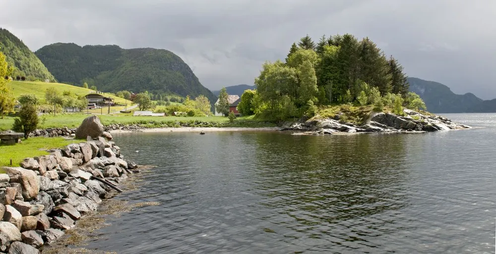 Engebøfjellet (i bakgrunnen) skal brukes til gruvedrift, etter at Nordic Mining har fått lov til å slippe ut avfall i Førdefjorden. Foto: Privat