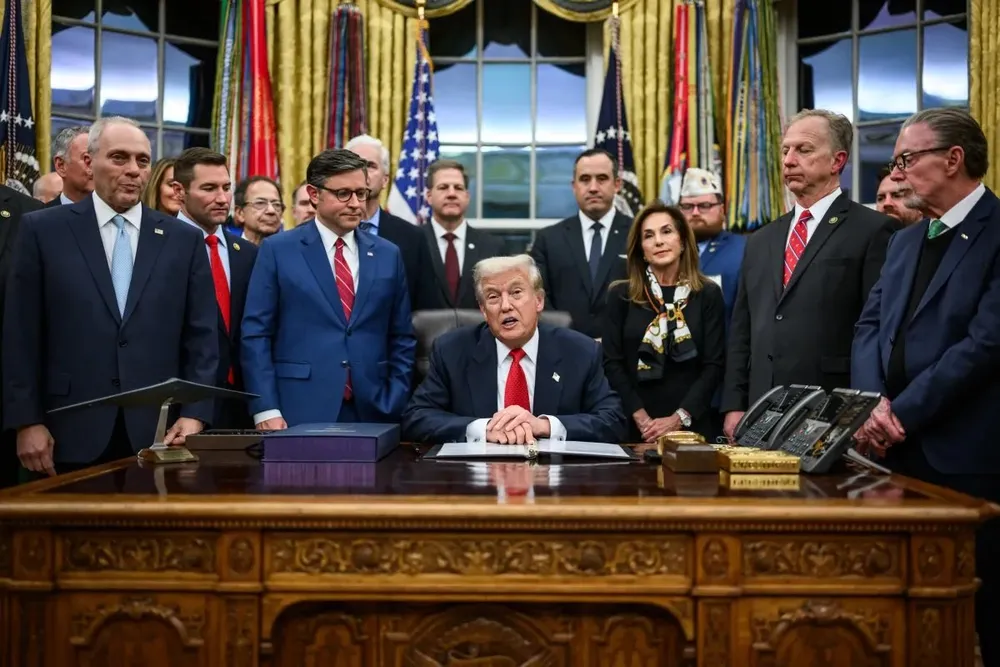 US President Donald Trump (centre) meets with congressional leaders to sign a bill to reopen the federal government.