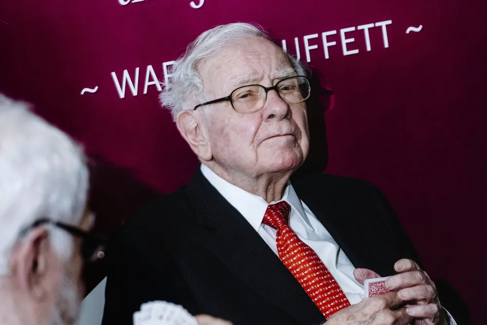 Stjerneinvestor Warren Buffett spiller bridge under Berkshire Hathaways årlige aksjonærmøte i Omaha i 2019. Tidligere i år varslet han sin avgang som toppsjef.