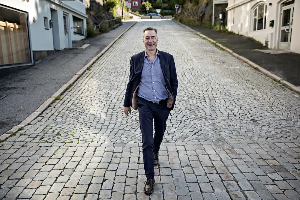 EØS- og EU-minister Frank Bakke-Jensen er negativ til Frps forslag om å reforhandle EØS-avtalen. Bakke-Jensen er på plass under Arendalsuka. Foto: Aleksander Nordahl