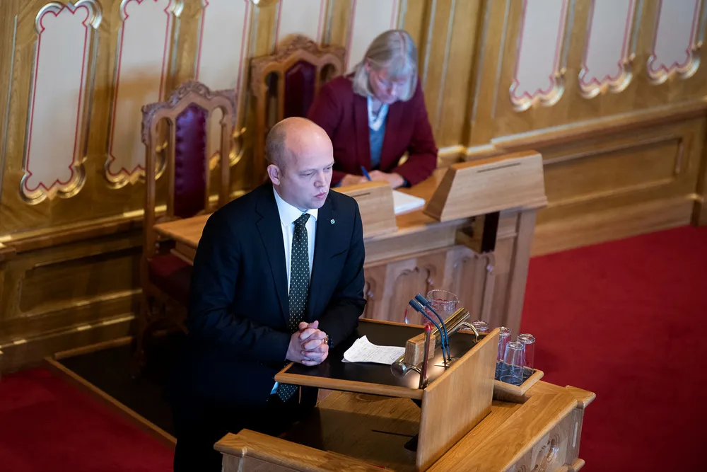 Senterpartiets leder Trygve Slagsvold Vedum lover at staten skal slutte å bruke PR-byråer dersom de rødgrønne vinner valget neste år, skriver Ole Christian Apeland i kronikken.
