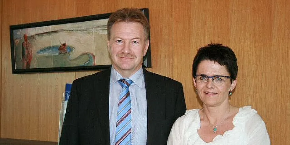 Forholdet er mer anstrengt mellom den norske fiskeriministeren Lisbeth Berg Hansen og hennes kollega Jacob Vestergaard - fiskeriminster på Færøyene - idag enn da dette bildet ble tatt i 2010. Foto: Fiskeridepartementet