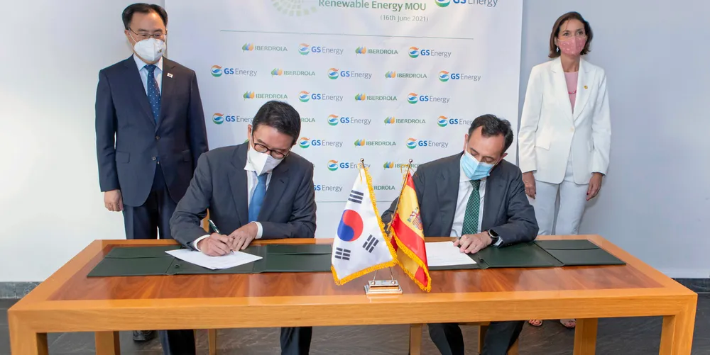 GS Energy CEO Huh Yongsoo (sitting, l) and Iberdrola renewables director Xabier Viteri (sitting r) sign MoU