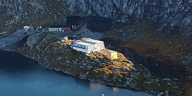 Fire kraft-arbeidere skadd, sitter værfast på fjellet