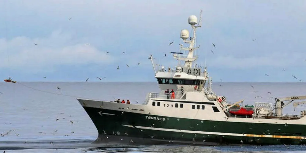HELIKOPTERTRANSPORT: En rekke god hjelpere i den norske redningstjenesten fikk den syke fiskeren i Barentshavet til sykehus i en fei.