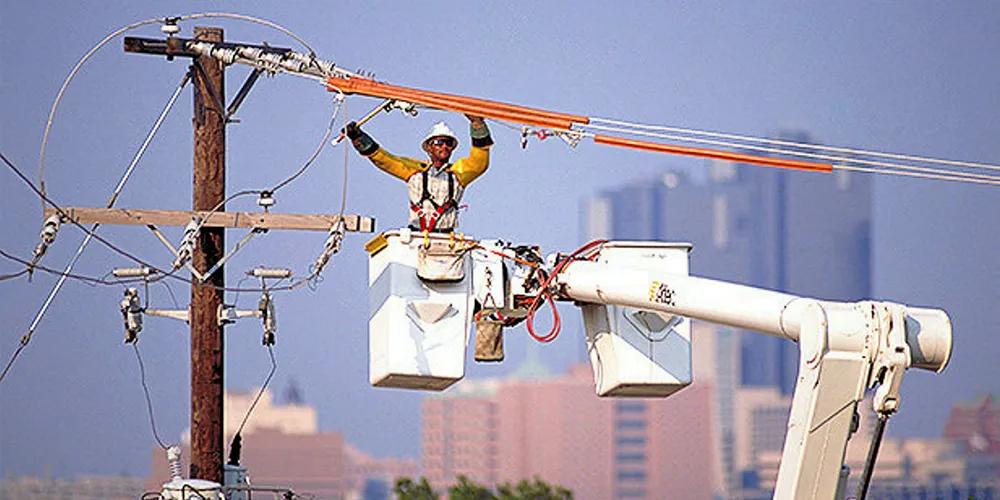 Oncor worker doing line work