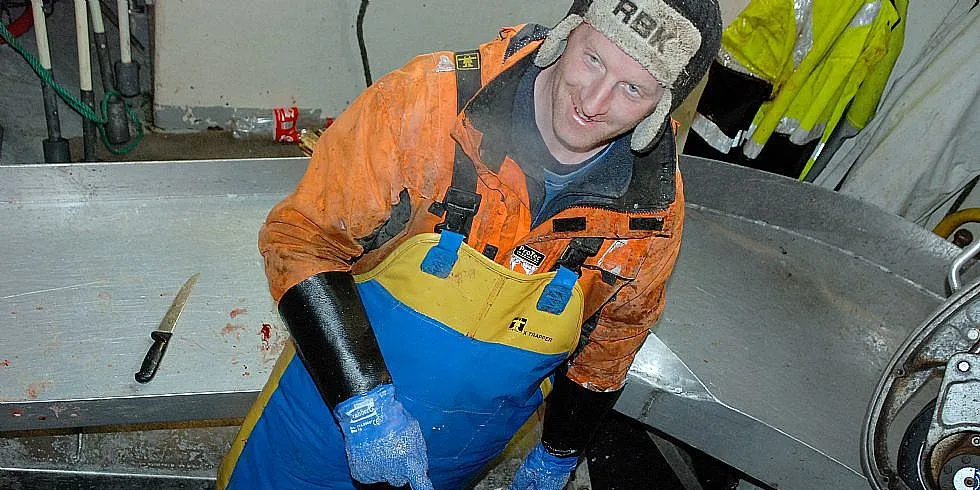 Remi Hatland med øresteiner av torsk. Myre i Vesterålen 7. februar 2013.
