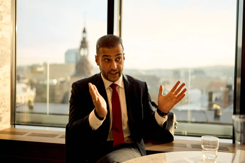 Administrerende direktør Arbab Dar i EY Norge sier selskapets rolle er å skape forutsigbarhet i stadig mindre forutsigbar verden.