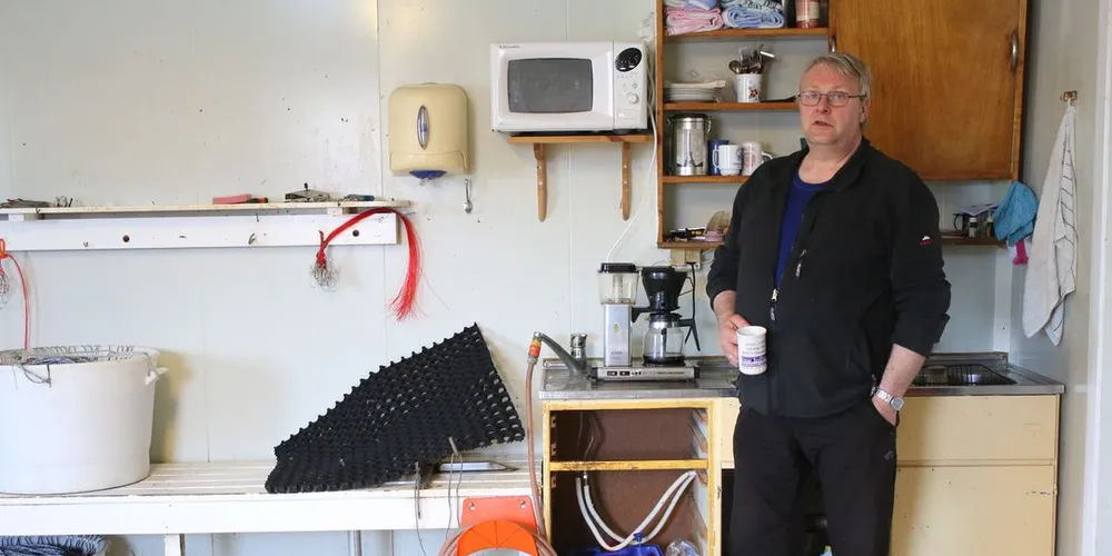Leder Leif Karlsen i Vågan Fiskarlag er sterkt imot at Lofoten skal utredes for olje. Her er han i egnebua si på Laukvik utenfor Svolvær. Arkivfoto: Jørn Mikael Hagen.