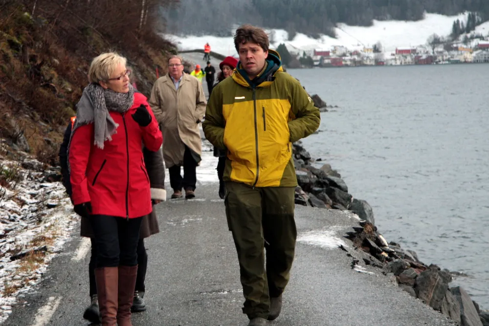 Daværende kommunal- og regionalminister Liv Signe Navarsete og fastboende Thore Heggen i 2011, forrige gang Otterdalsvegen ble ødelagt, den gang av stormen Dagmar