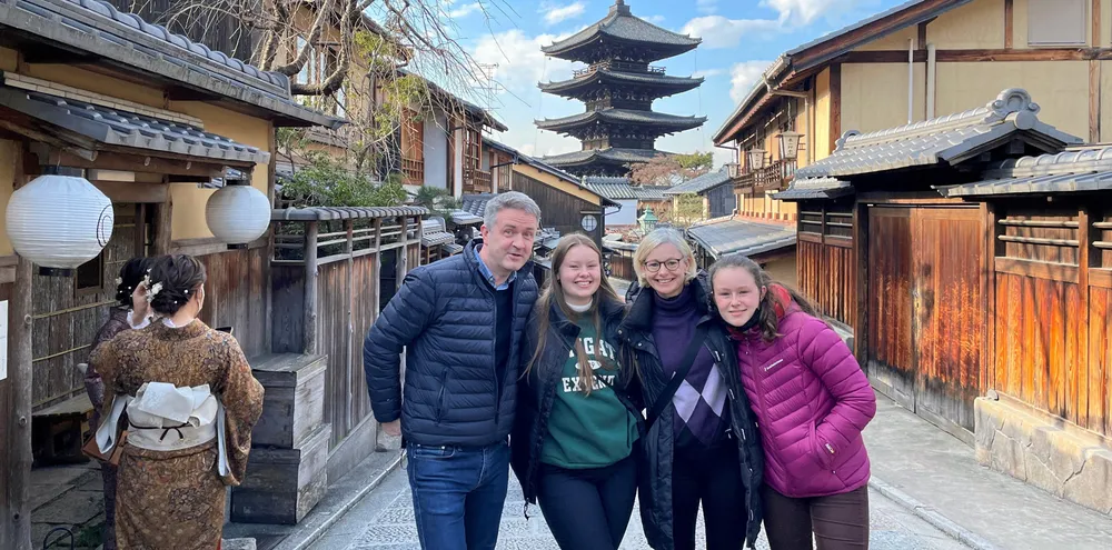 Johan Kvalheim skildrar seg sjølv og familien som eventyrlystne som elskar å reisa og å oppleva nye ting. Her er Kvalheim ved tempelet Hokan-Ji i Kyoto saman med Stina, Rose Marie og Anna.