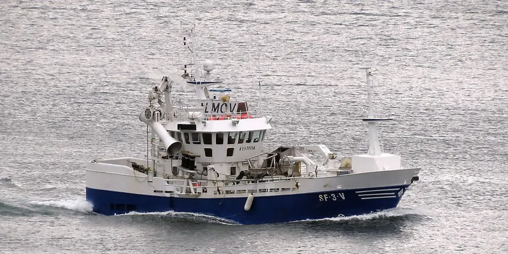 Foreløpig forlenges de gjeldende fjordlinje-unntakene. Men nå sender departementet ut på høring et forslag som kan føre til at flere fjordområder blir stengt for båter på størrelse med ”Kystfisk” på 90 fot (bildet), selv om det gis unntak. Foto: Jon Eirik Olsen