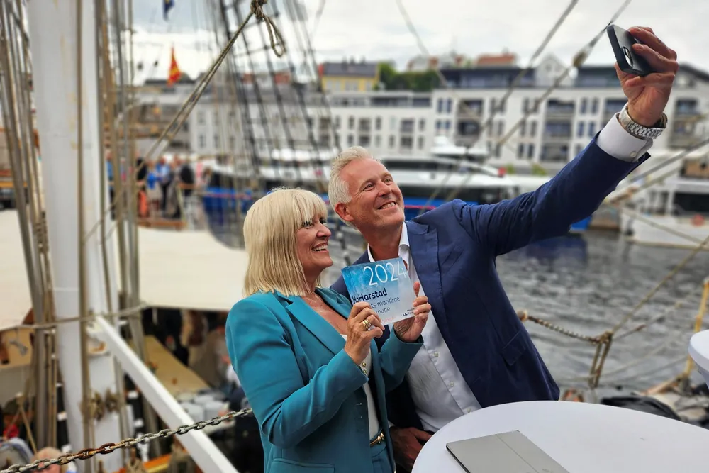 Kommunedirektør Børge Tofte og ordfører Kari-Anne Opsal feiret at Harstad ble Årets maritime kommune med en superselfie i fjor høst. Neste uke avgjøres det hvem som vinner i år.