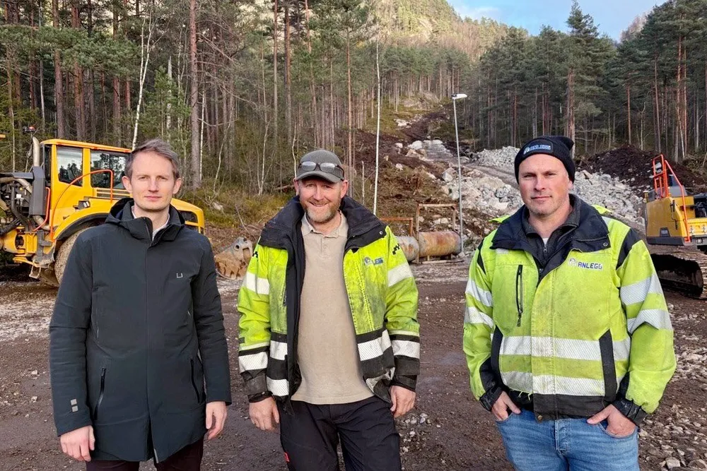 Investorene trakk seg da regjeringen la frem forslag om grunnrenteskatt på småkraft, og utbyggingen av Gjosa kraftverk er lagt på is. Høyres energipolitiske talsperson, Aleksander Stokkebø, til venstre, møtte denne uken Sverre Heidal, prosjekt- og driftsdirektør i Fossberg Kraft og Sondre Haddeland, daglig leder i LH Anlegg.