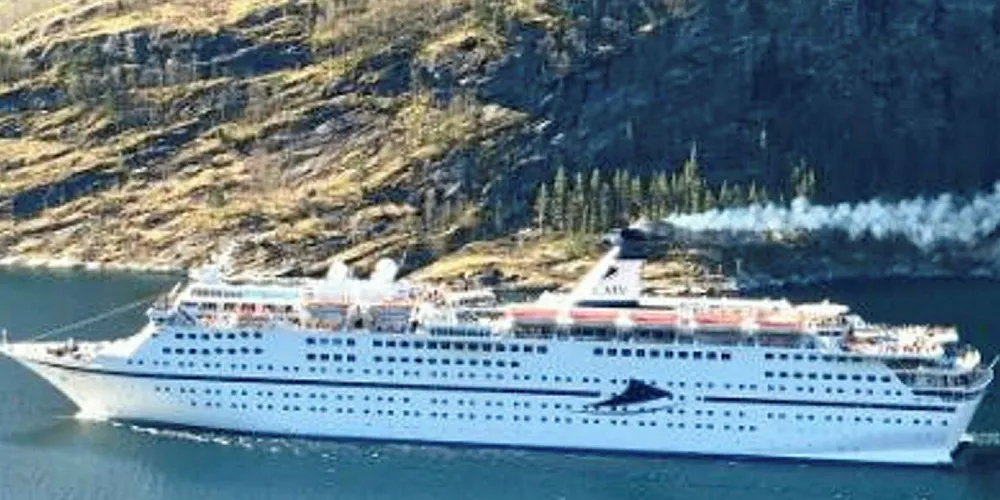 BRUDD PÅ BESTEMMELSENE: 16. april mottok Sjøfartsdirektoratet en bekymringsmelding om røykutslipp fra det Bahamas-registrerte cruiseskipet Magellan, som lå til kai i Flåm. Nå er rederiet varslet om et historisk høyt gebyr.