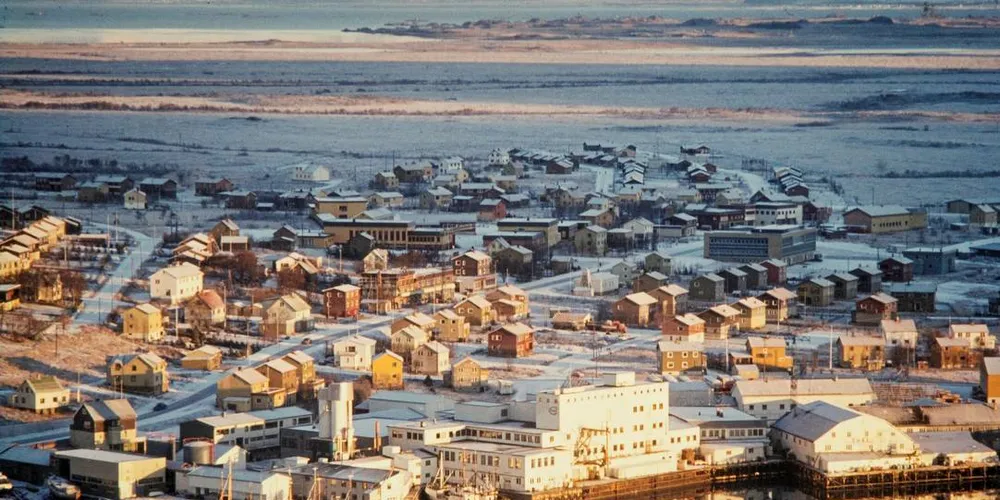 MYRE: Dette bildet fra Myre med fryseriet sentralt i bildet er tatt på slutten av 1970-tallet. Foto: Karl Otto Ellefsen/Tarald Lundevall