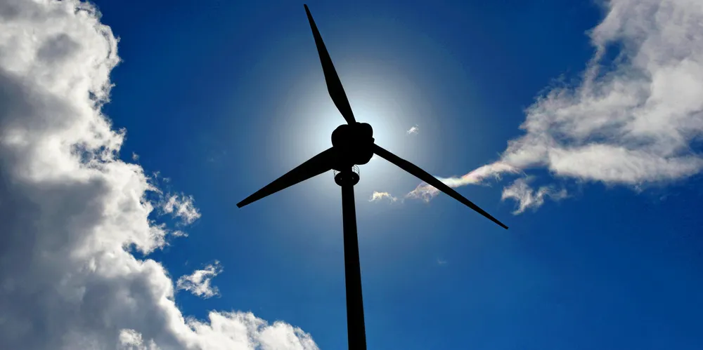 Mye vind sørger for at det flere steder i Europa produseres for mye strøm i morgen. Det resulterer i svært lave priser i perioder, men prisene faller ikke like mye i Norge.