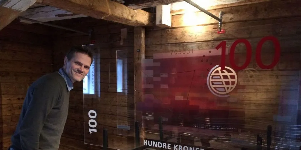 Museumsleder Gunnar Ellingsen ved Norges Fiskerimuseum med motivet på den nye 100-kronerseddelen. Pressefoto.