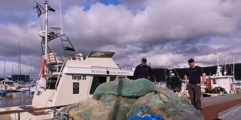 Rune Somby og kollega Espen Ottem i Statens naturoppsyn beslaglegger ulovlige garn i Troms og Finnmark. I juli hadde de ei uke i Lofoten, siden de ikke har eget fartøy der. Der beslagla de 74 garn. På bildet er omtrent halvparten av fangsten. Foto: Statens naturoppsyn
